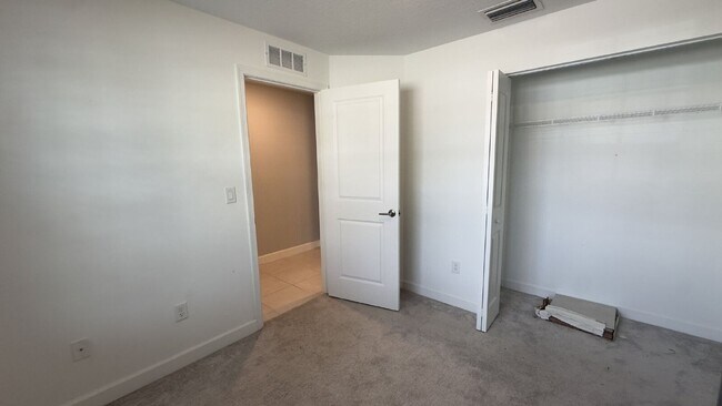 Building Photo - Stylish 3-Bed, 3-Bath Townhouse Oasis in Riviera Beach