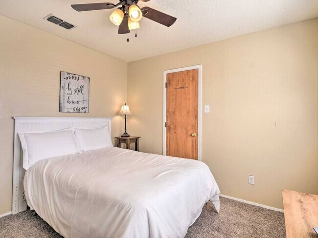 Building Photo - 3 Bedroom Single Family Home in Clovis
