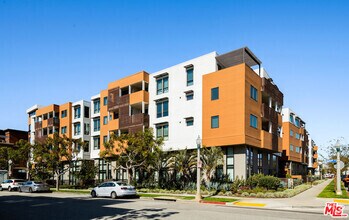 Building Photo - 6030 S Seabluff Dr