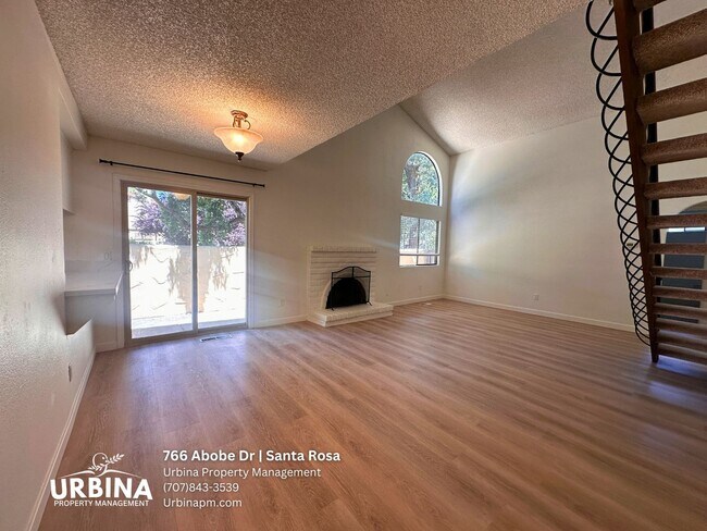 Foto del edificio - Newly Renovated 3 Bedroom Home with Community Pool and Two-Car Garage
