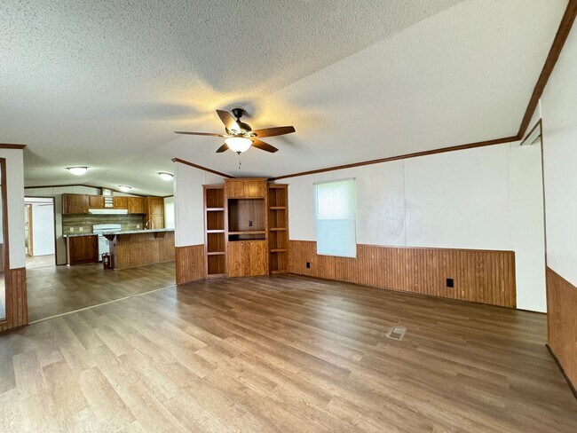 Building Photo - 3 Bedroom 2 Bath Mobile Home