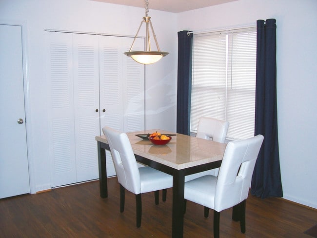 Building Photo - Crescent Pointe Townhomes
