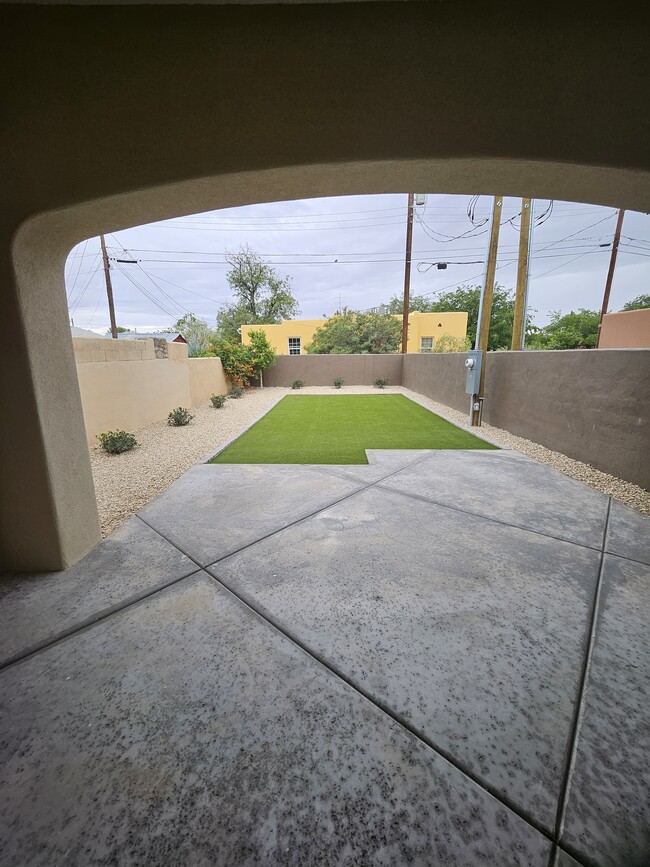 Building Photo - 1003 N Armijo St