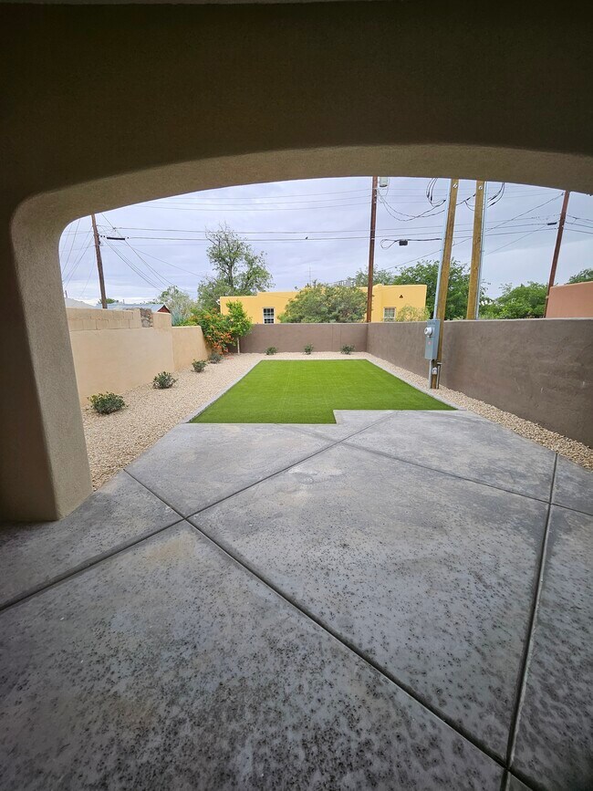 Foto del edificio - 1003 N Armijo St