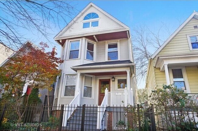 Charming Victorian on a tree-lined street - 1729 W Balmoral Ave Townhome