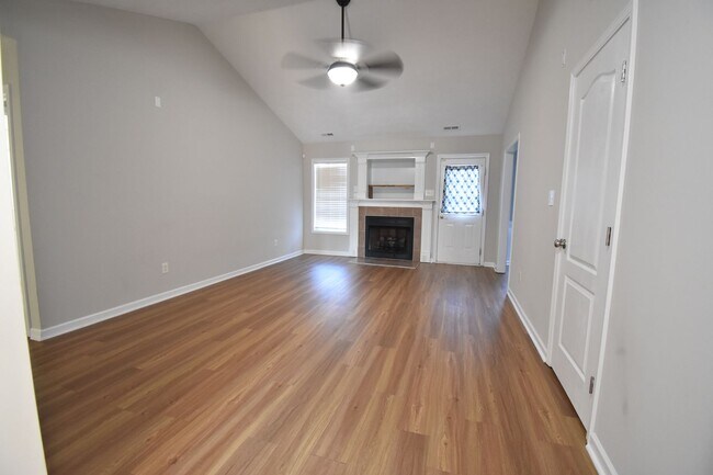 Building Photo - 4 Bedroom 2 Bathroom