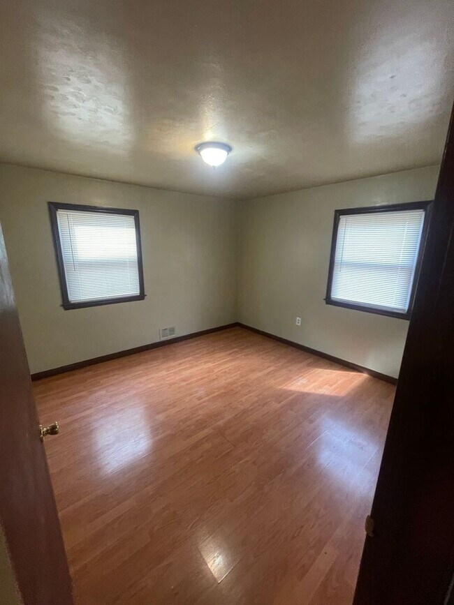 Building Photo - 3 Bedroom Single Family