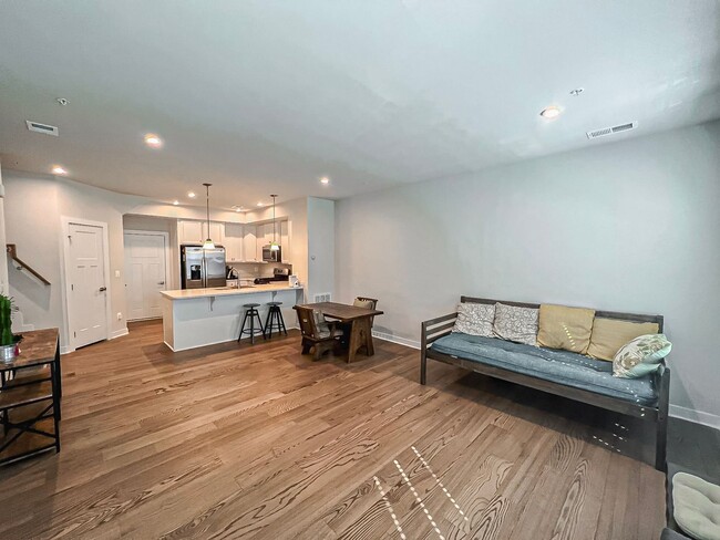 Foto del edificio - Luxury 3 Bedroom 2.5 Bathroom Brick Townho...
