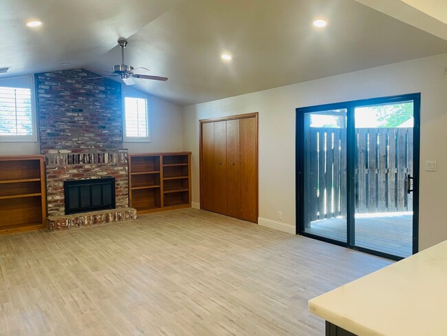 Building Photo - 3724 Hillcrest Ln