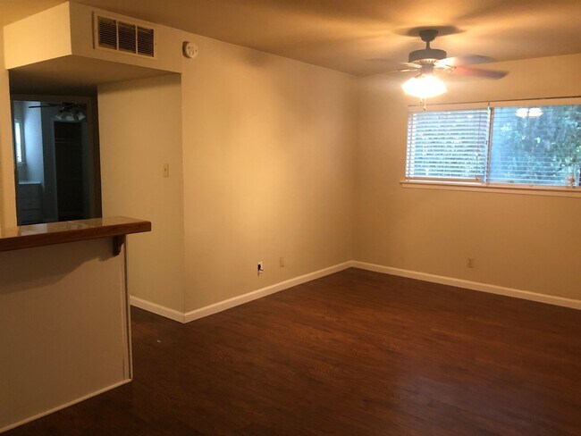Foto del edificio - August Prelease : Hyde Park 2 bed/1 bath Condo, New Paint and Updated Bathroom!