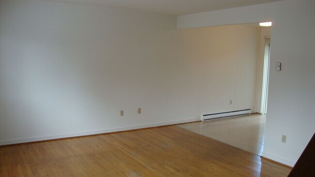 Building Photo - Two Bedroom Townhouse