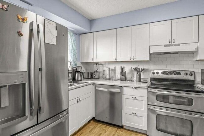 Building Photo - 901 Riverside Dr