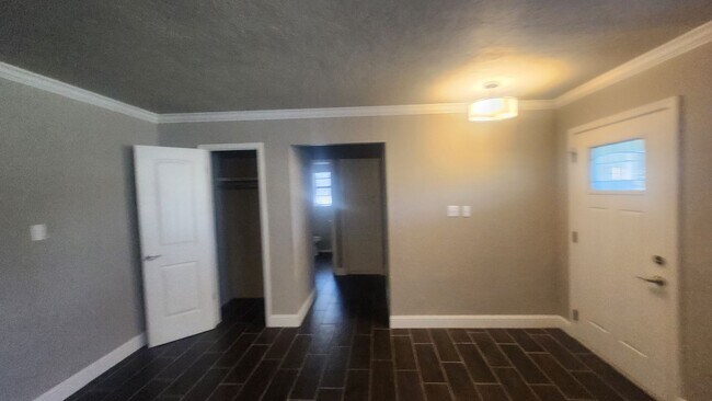 Building Photo - Willow Creek Area! Pet's Negotiable!