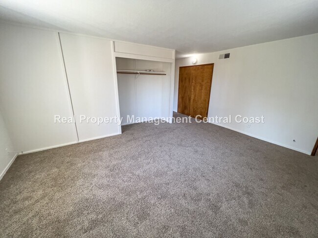 Building Photo - AVAILABLE NOW - Spacious Two Story Templet...