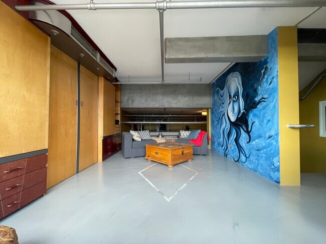 A l'étage - Espace de vie principal (vue nord) - 2556 Hastings St E