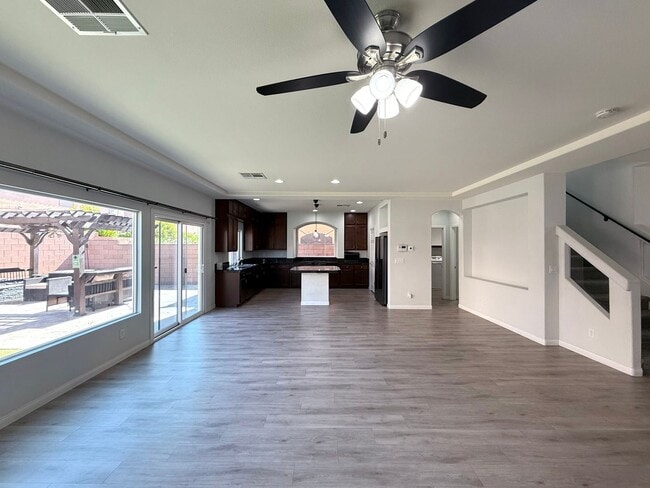 Foto del edificio - Great 5 bedroom home with RV Parking! Loca...