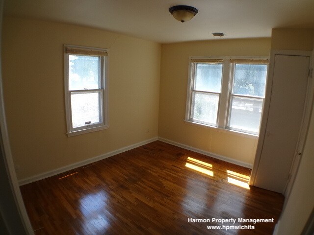 Building Photo - Large 2 Bed 1 Bath Home Near Meridian & Do...