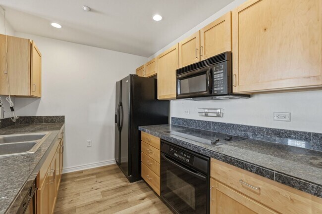 Foto del edificio - 2-bed, 2-bath condo in secure building with private laundry and city views