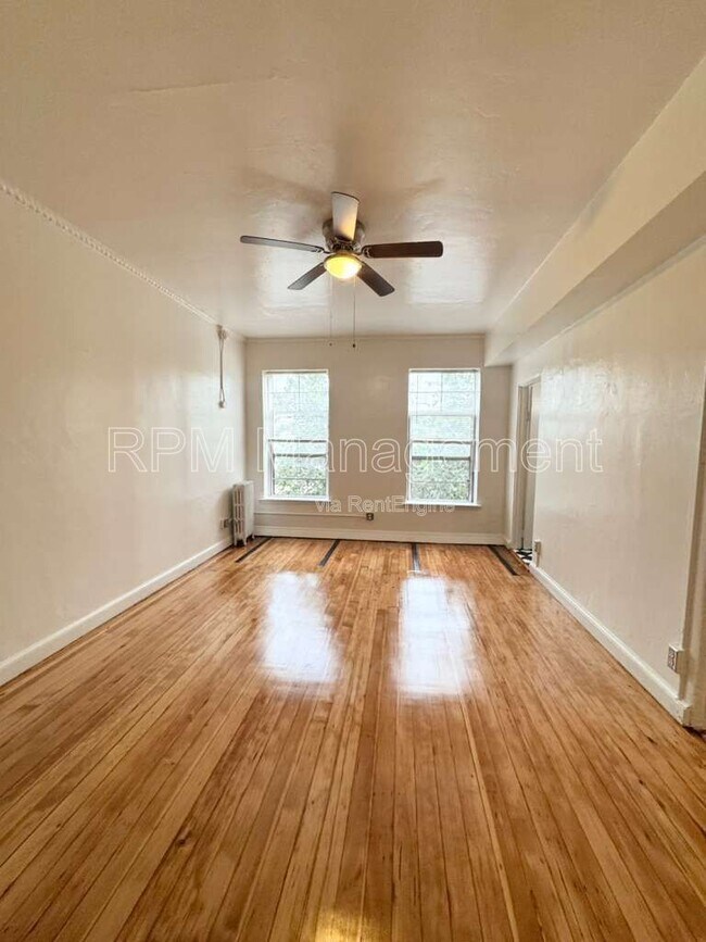 Building Photo - 901 S Kingsley Dr