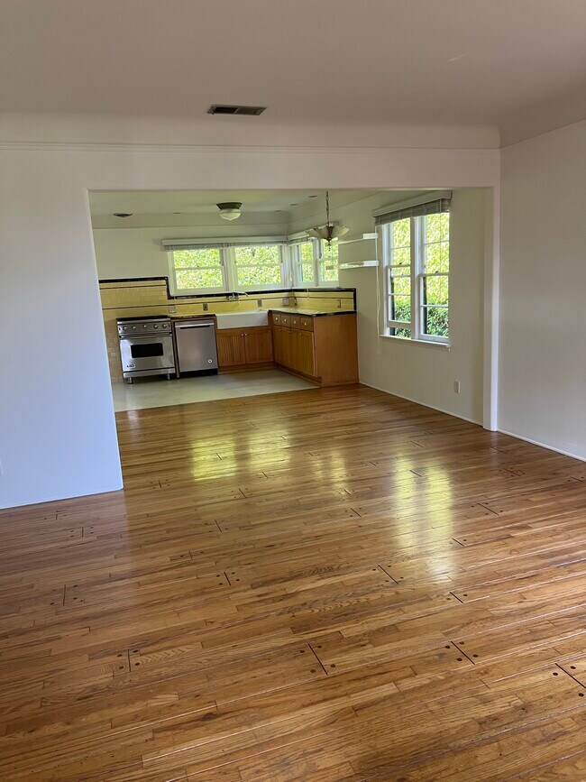 Building Photo - 206 3rd Ave