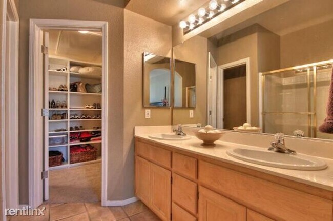 Foto del edificio - 2 br, 2.5 bath Townhome - 549 MANHATTAN PL