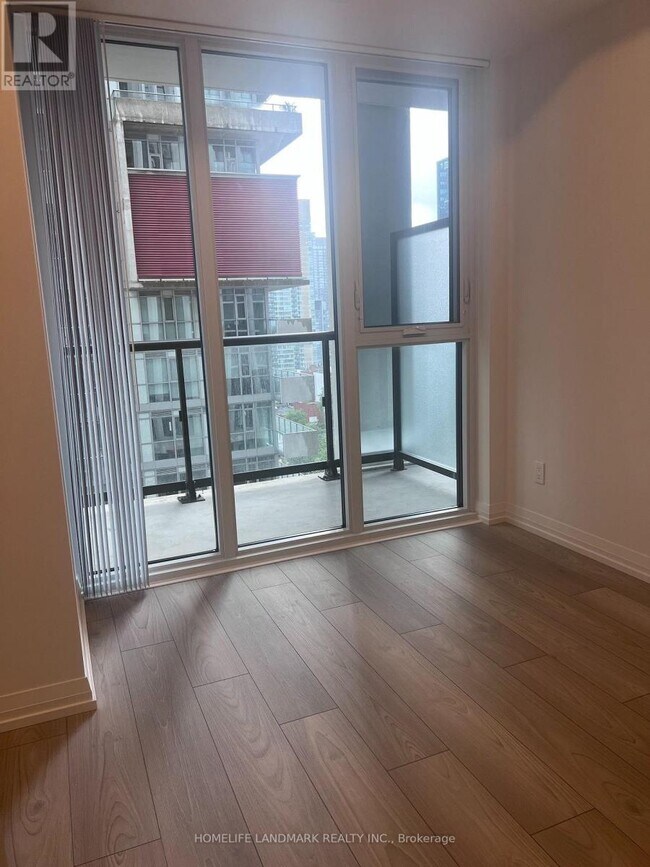 Photo du bâtiment - 400 King St W