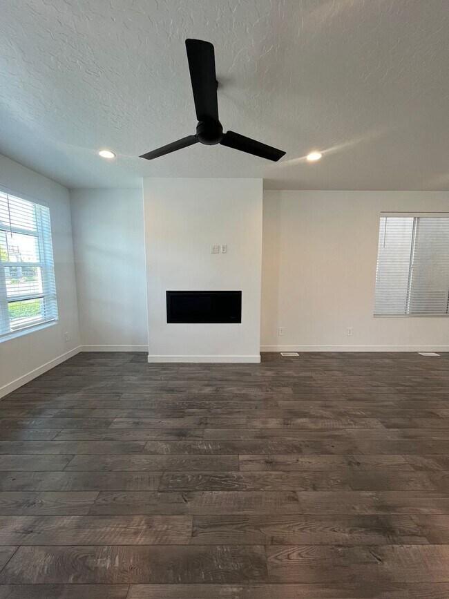 Foto del edificio - Spacious 3 Bed 2.5 Bath Home Available Jun...