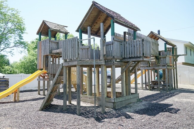 Building Photo - Woods Edge Townhomes