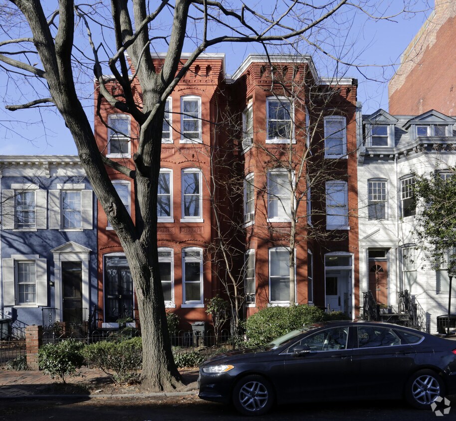 Building Photo - 207 3rd St SE