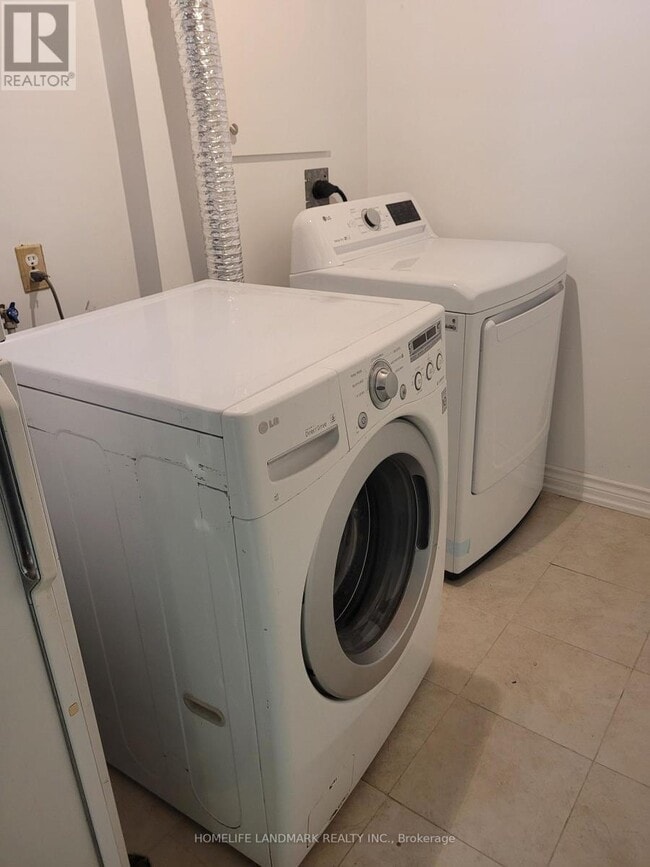 Building Photo - 3249 Oakglade Crescent