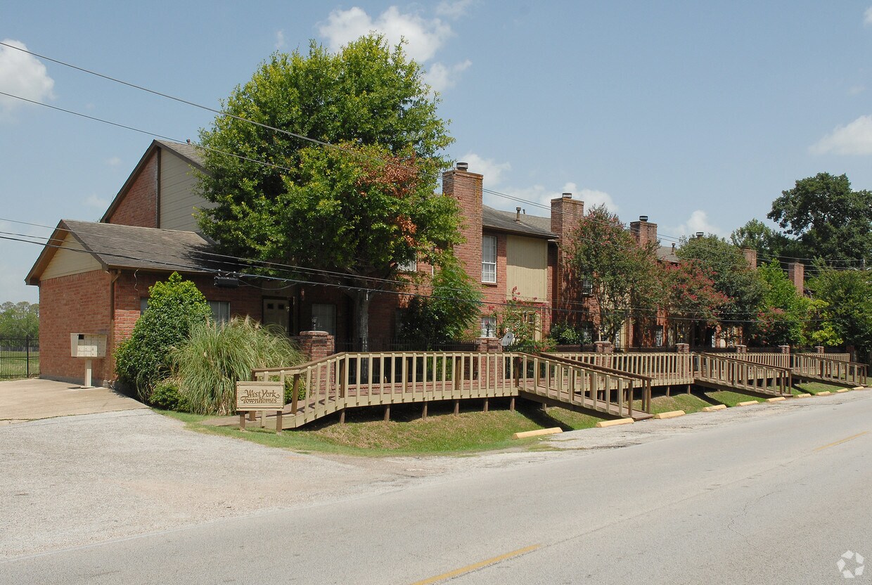 Primary Photo - 7011-7027 Alabonson Rd