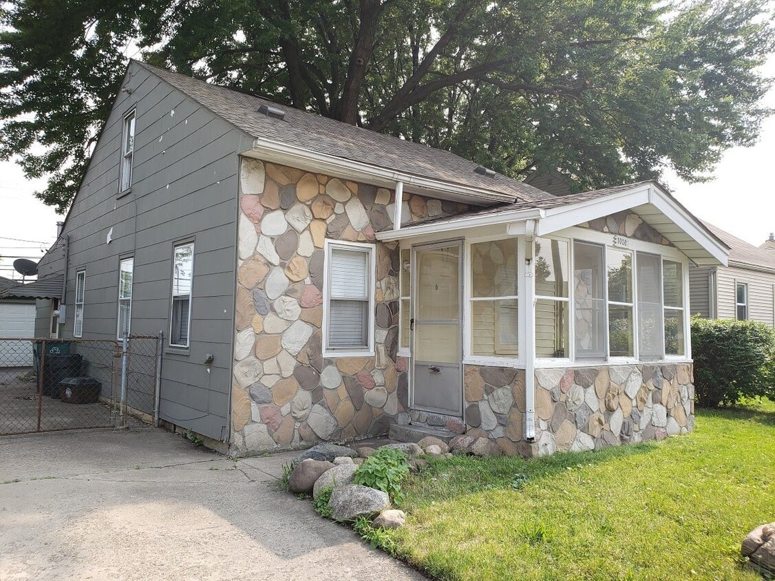 Primary Photo - 3 bed 1 bath bungalow with garage & fenced...