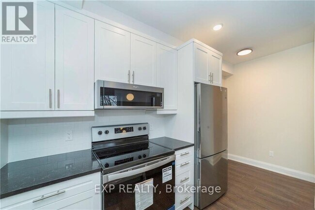 Photo du bâtiment - 33 Maple Grove Rd