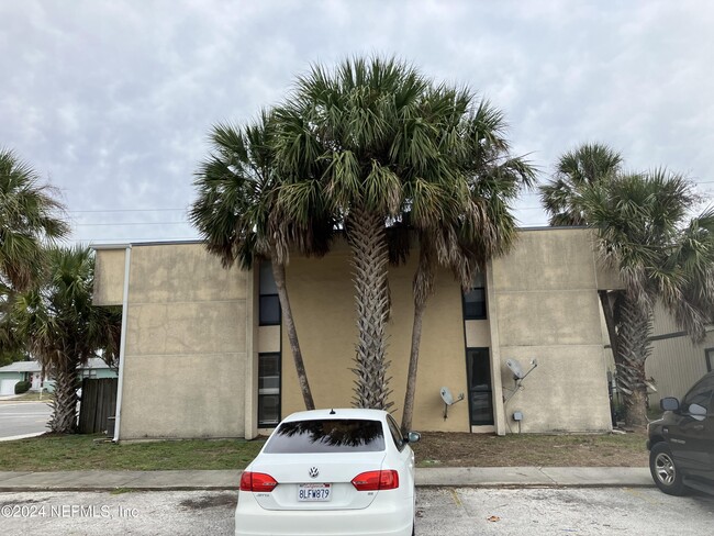 Building Photo - 1000 3rd St