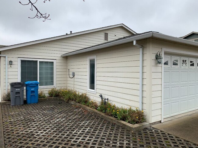 Foto del edificio - 549 Tulipan Way