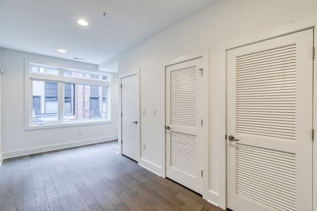 Building Photo - Northern Liberties Townhome with Garage