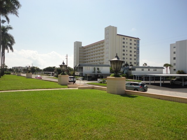 Foto del edificio - Beach across the Street!  Located in the Gulf Point HOA community