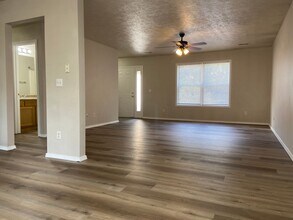 Building Photo - 1013 Deer Trail Ln