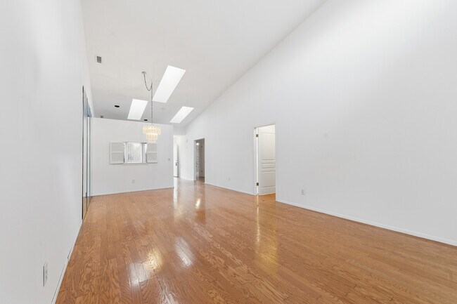 Building Photo - 763 Spring Lake Dr