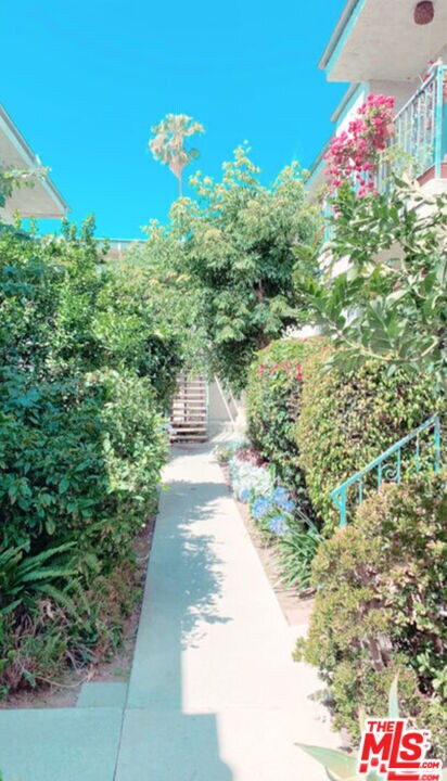 Foto del edificio - 11081 Rose Ave