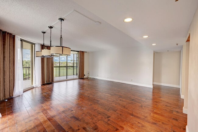 Building Photo - 5257 Fountains Dr S
