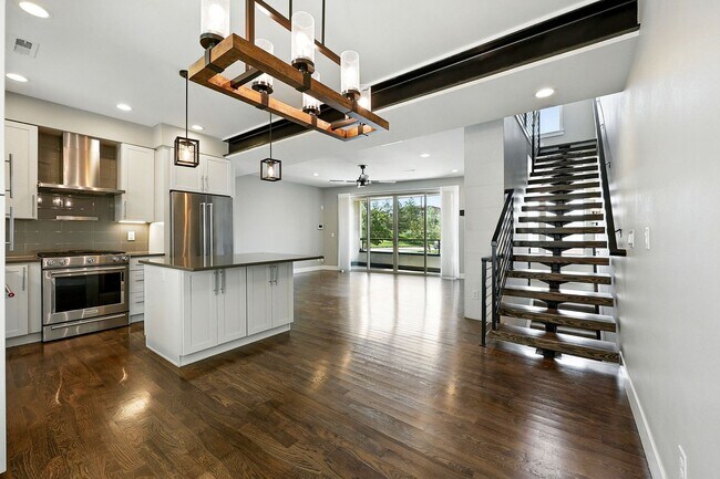 Foto del edificio - Modern 3-story Townhome | Rooftop Deck + Garage | Prime Old Town Littleton
