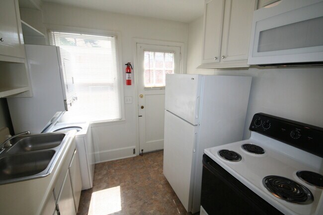 Building Photo - Adorable 1 Bedroom Apt / 1 Block to Duke!