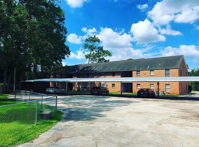 Foto del edificio - 3700 Pine Manor Ln