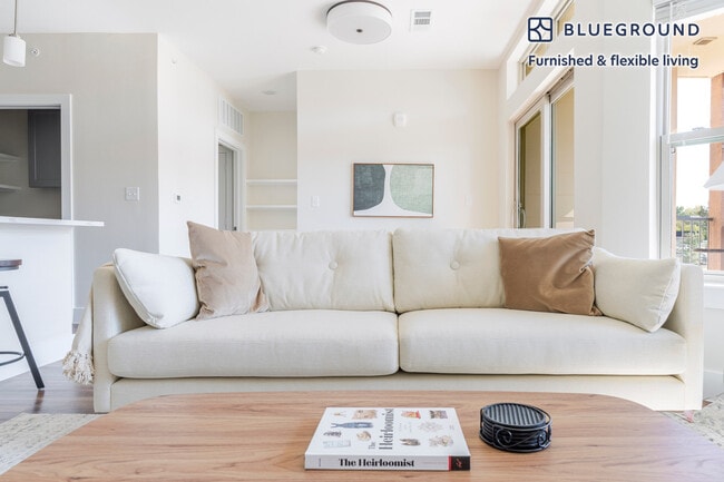 Foto del edificio - 1501 W Howard Ln