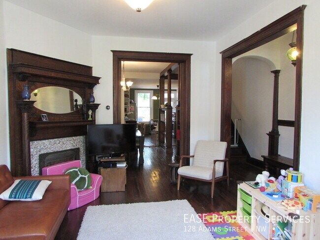 Foto del edificio - 128 Adams St NW