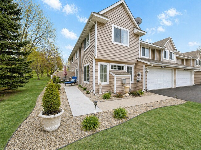 Foto del edificio - Stunning 2-Level Townhome with Vaulted Ceiling in Champlin!!