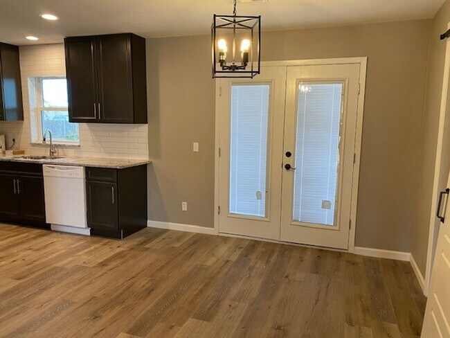 Building Photo - Newly Renovated  3 bedroom 2 full bath hom...
