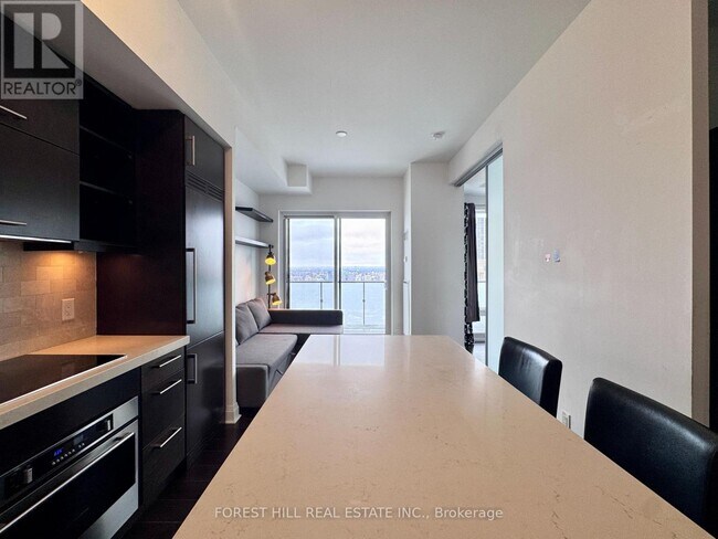 Photo du bâtiment - 1080 Bay St.