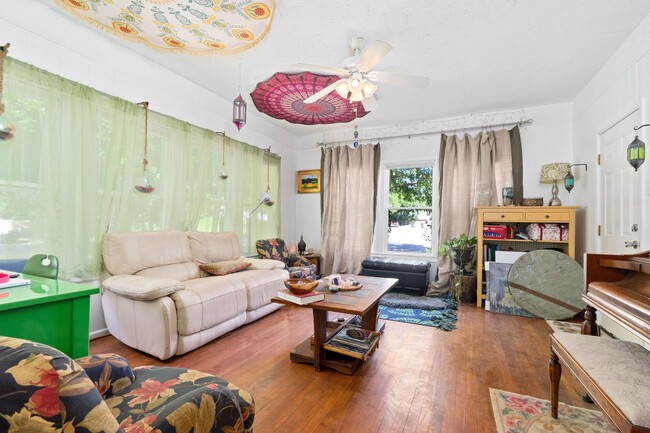 Building Photo - Large 4 Bedroom Home - Large Backyard